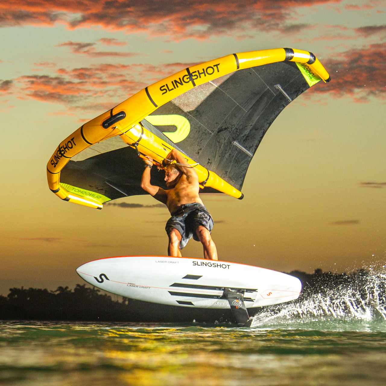 Винг Slingshot SlingWing NXT V2 2026 - с Aluula | WING-SHOP Винг Slingshot SlingWing NXT V2 2026 с материалом Aluula в действии